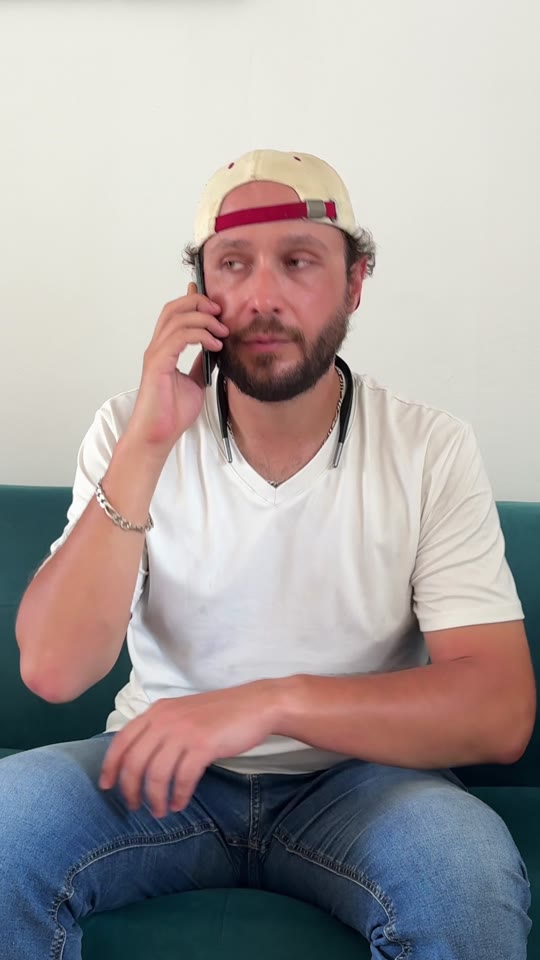 Romain se redresse en restant assis au téléphone